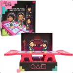 ست Squid Game Glass Tile Challenge از IMC Toys شامل مینی‌ست و فیگور. الهام گرفته از پل شیشه‌ای سریال نتفلیکس، مناسب بازی و کلکسیون.