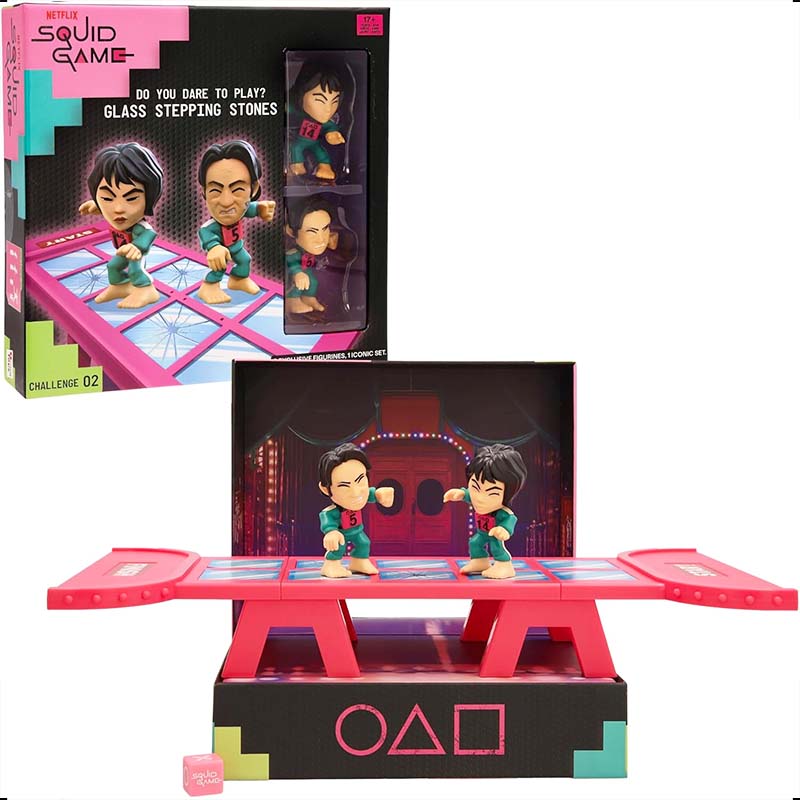 ست Squid Game Glass Tile Challenge از IMC Toys شامل مینیست و فیگور. الهام گرفته از پل شیشهای سریال نتفلیکس، مناسب بازی و کلکسیون.